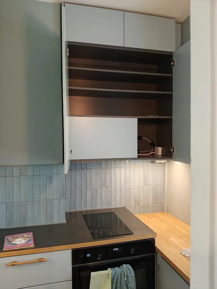 Puuha-Ari toteutti pieneen keittiöön kaapistot käden käänteessä